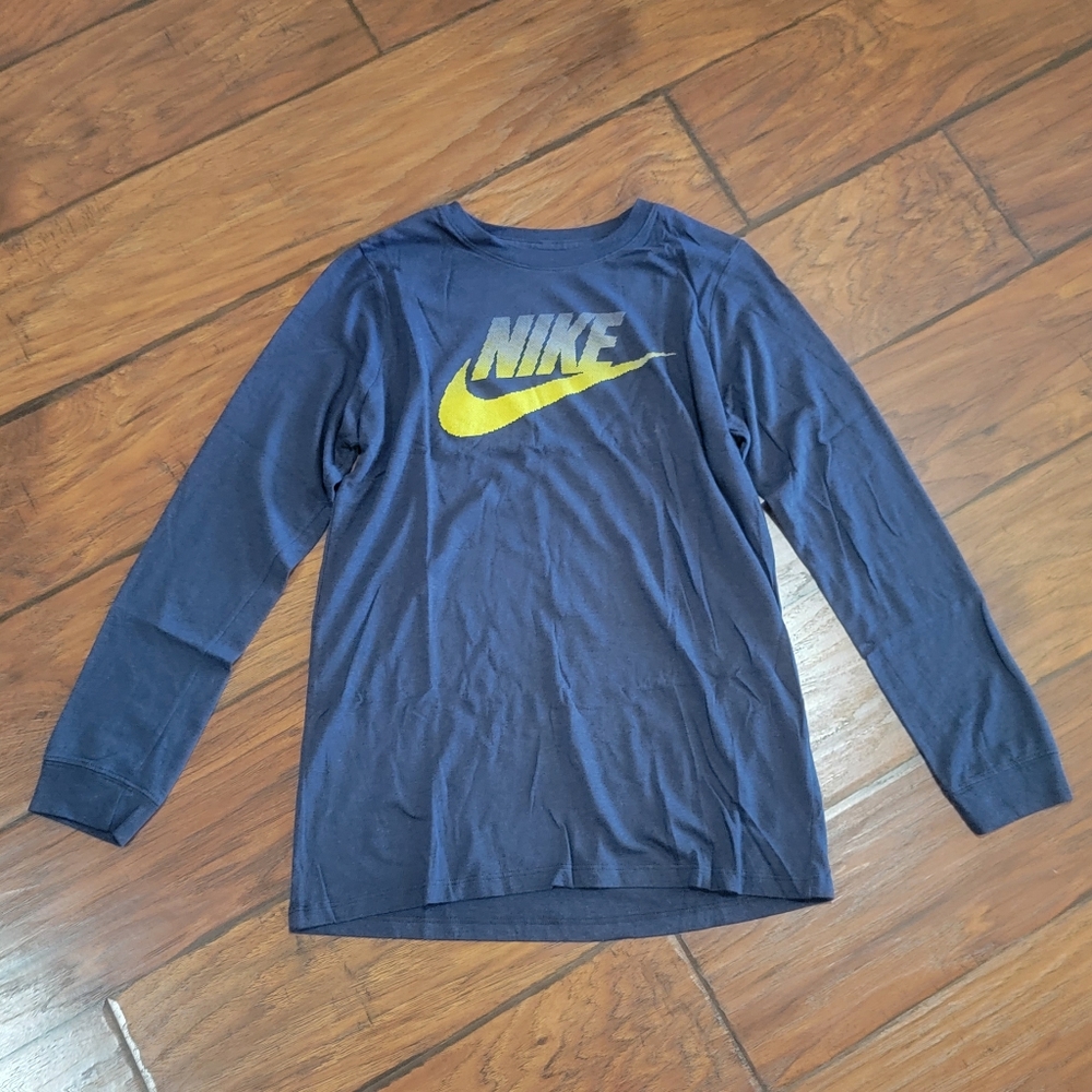 Nike top